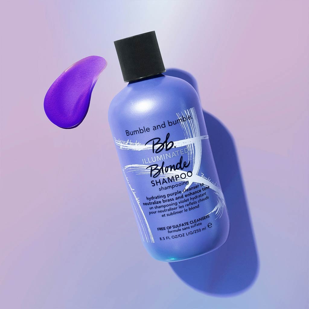 Shampoo morado de cabello rubio